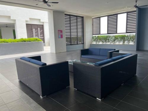 Ruang duduk di BlueLakeHomestay - LBS SkyLake Residence