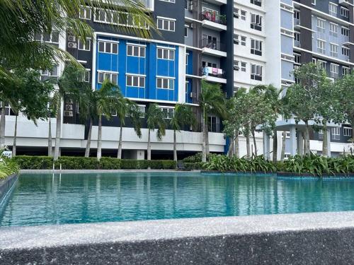 Kolam renang di atau dekat dengan BlueLakeHomestay - LBS SkyLake Residence