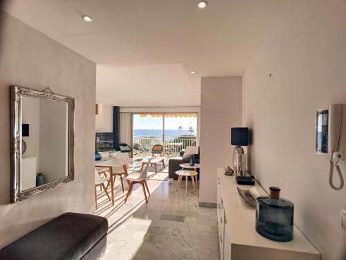 - un salon avec un canapé et une table avec un miroir dans l'établissement Superbe vue mer terrasse - 218L MISS, à Cannes