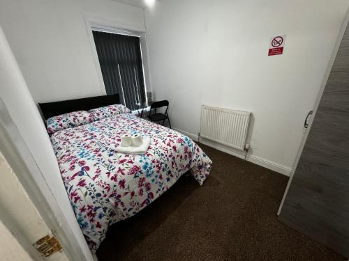 Postel nebo postele na pokoji v ubytování Double Bed BW2 Accrington Burnley