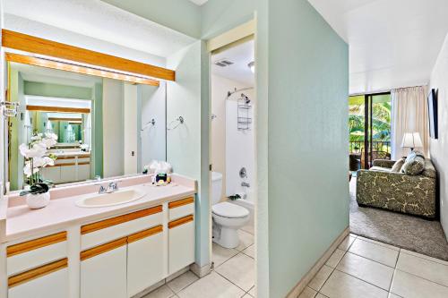 Un baño con lavabo, inodoro y bañera. en Paki Maui 313, en Kahana