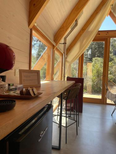 a kitchen with a counter in a tiny house at El Diucón Eco Lodge in Villa Meliquina