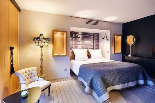 une chambre d'hôtel avec un lit, une table et une chaise dans l'établissement Le clos des terres soudées 400m2 dans les vignes, à Vrigny