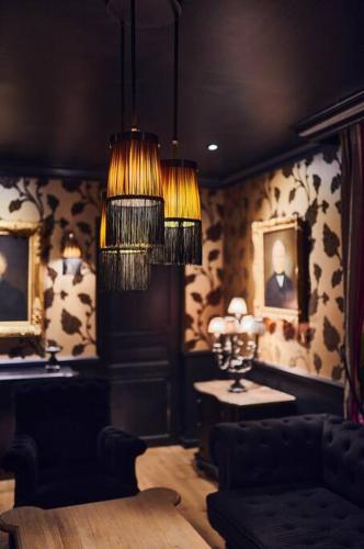 un salon avec un canapé et une table dans l'établissement Le clos des terres soudées 400m2 dans les vignes, à Vrigny