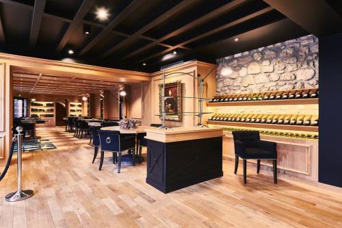 une salle de dégustation avec tables et chaises et une cave à vin dans l'établissement Le clos des terres soudées 400m2 dans les vignes, à Vrigny