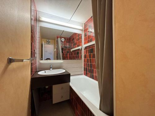 une salle de bain avec une baignoire et un lavabo et une baignoire dans l'établissement Studio cabine rénové 4 pers, à 150m des pistes - Auris en Oisans - FR-1-297-6, à Auris