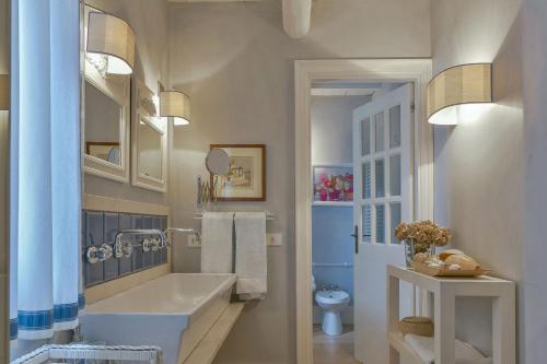 een witte badkamer met een wastafel en een toilet bij Villa Federica 17 in Manciano