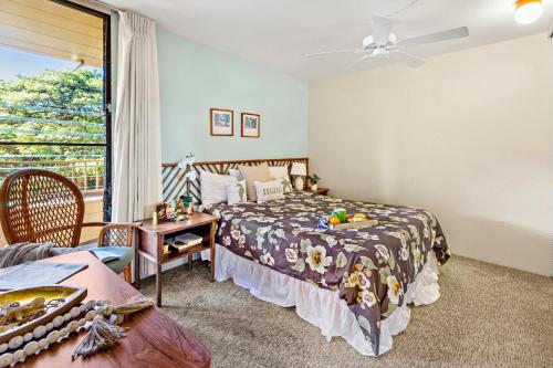 Un dormitorio con una cama y una ventana en Paki Maui 313, en Kahana