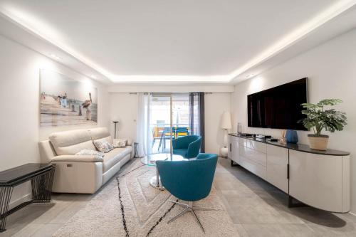un salon avec un canapé et une télévision dans l'établissement REF 1967 - Cannes Center - Apartment for rent, à Cannes