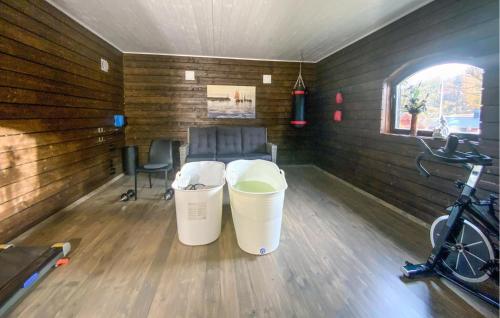 Das Fitnesscenter und/oder die Fitnesseinrichtungen in der Unterkunft 2 Bedroom Cozy Home In Reftele