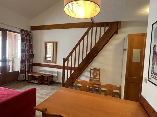 un salon avec un escalier et une table dans l'établissement Appartement 3 pièces avec balcon, 6 pers, au pied des pistes, Plagne Soleil - FR-1-351-186, à La Plagne Tarentaise