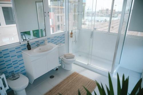 une salle de bains avec douche, toilettes et lavabo dans l'établissement Luxury Beachfront Penthouse with Stunning Views, à Las Palmas de Gran Canaria