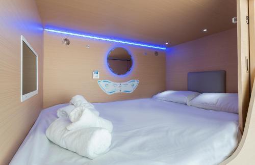 Postel nebo postele na pokoji v ubytování Urban Cube Hostel Sevilla