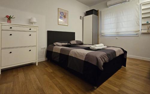 Heart of Faliro 2BR 5m Walk to Beach - Newly Renovated