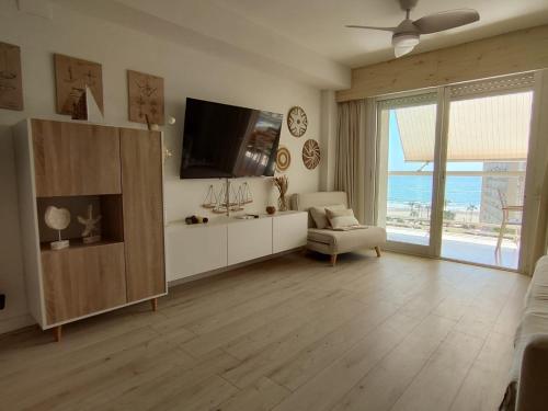 Una televisión o centro de entretenimiento en Cullera Playa Racó