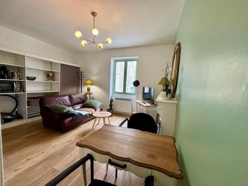 un salon avec une table et un canapé dans l'établissement Appartement entre plage de l'Ecluse et place du marché, à Dinard