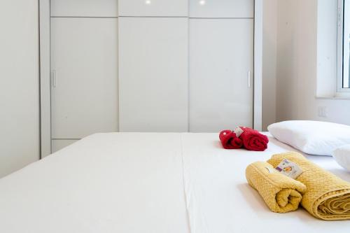 Una cama blanca con dos animales de peluche. en Lapa Modern Apartment, en Río de Janeiro
