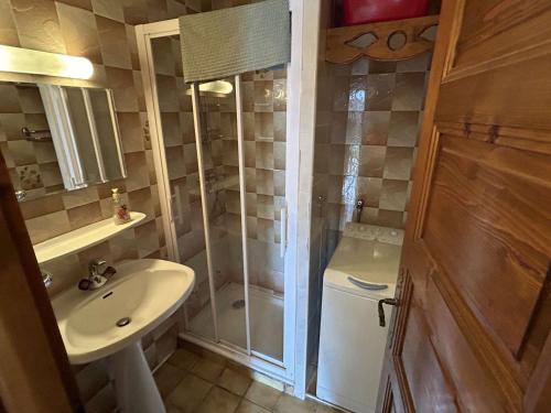 une salle de bain avec un lavabo, une douche et des toilettes dans l'établissement Appartement cosy 2 pièces Les Saisies - 6 pers, proche pistes - FR-1-810-19, aux Saisies