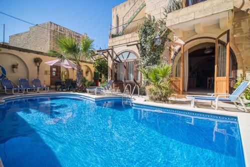 Πισίνα στο ή κοντά στο 4 Bedroom Farmhouse with Private Pool