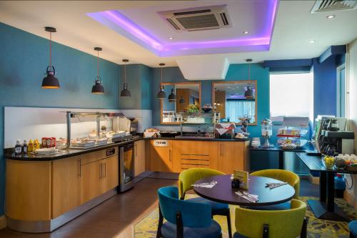 O bucătărie sau chicinetă la Holiday Inn Birmingham North - Cannock by IHG