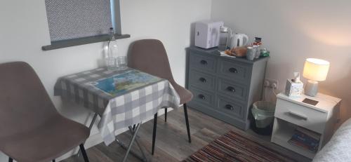 Příslušenství pro přípravu čaje a kávy v ubytování Room in Dee's house