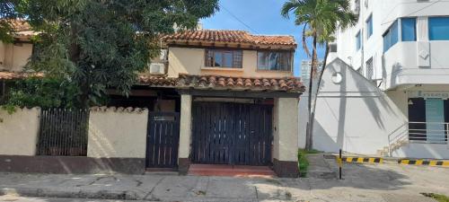 Το κτήριο όπου στεγάζεται  το δωμάτιο σε οικογενειακή κατοικία