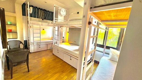 Una cama o camas en una habitación de Multiple Stories, Udaipur