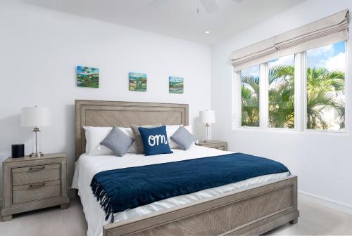 une chambre avec un grand lit avec une couverture bleue dans l'établissement West Coast 2 Bed Sea View Westmoreland Hills Villa, à Saint James