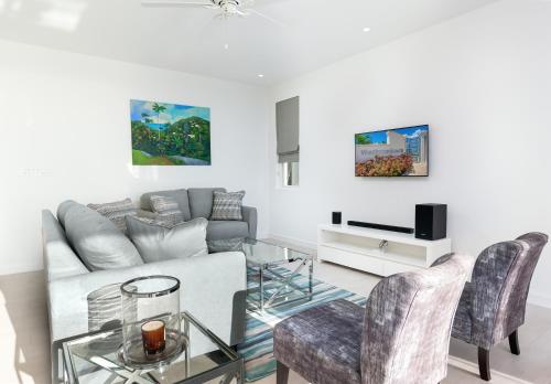 un salon avec un canapé, une table et des chaises dans l'établissement West Coast 2 Bed Sea View Westmoreland Hills Villa, à Saint James