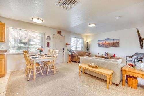 Ruang duduk di Mtn Views and Private Courtyard Home in Pueblo West
