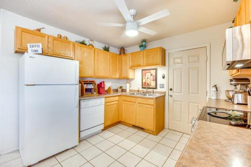 Dapur atau dapur kecil di Mtn Views and Private Courtyard Home in Pueblo West