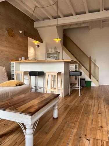 Cette chambre comprend un lit, une table et une cuisine. dans l'établissement Beau gîte dans Domaine viticole & arboricole, à Cursan