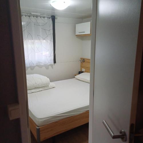 a small room with a bed and a window at Vila Matias in Vodice