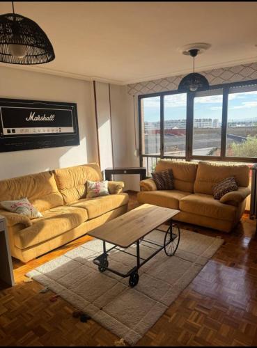 a living room with two couches and a coffee table at RENFE-ALSA y clinicas in Oviedo