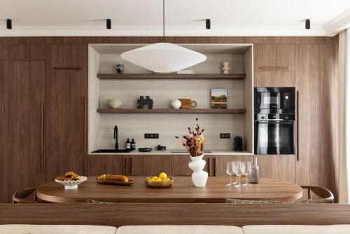 - une cuisine avec une table et un vase de fruits dans l'établissement Luxury apartment - AC - 4BR- 8P - Bastille, à Paris