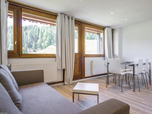 un salon avec un canapé et une table dans l'établissement Appartement rénové, 6 pers, balcon sud face aux pistes, parking, Plagne Centre - FR-1-351-20, à Plagne 1800