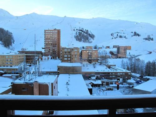 une ville recouverte de neige avec des bâtiments et des montagnes dans l'établissement Appartement spacieux, 2 pièces pour 7 pers, proche pistes, animaux admis - FR-1-351-70, à Plagne 1800