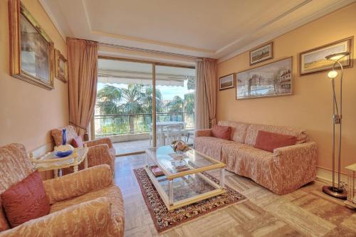 un salon avec un canapé et une table dans l'établissement REF 1908 - Cannes Croisette - Apartment for rent, à Cannes