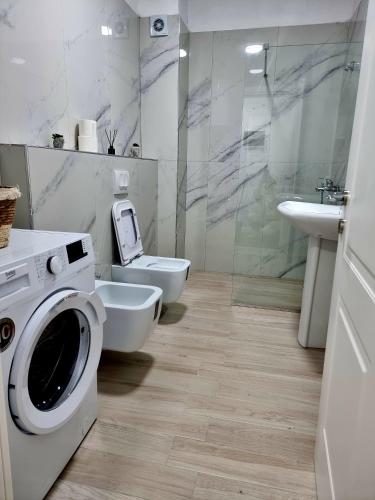 コルチャにあるTreis Apartmentのバスルーム(洗濯機、トイレ付)