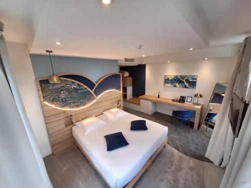 une chambre avec un lit et un bureau dans l'établissement La Rose des delices, à Chamboeuf