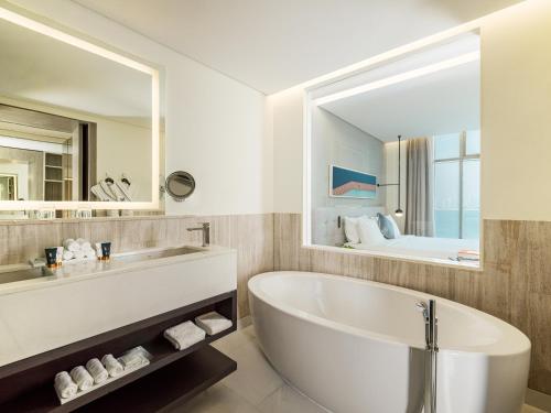 Ένα μπάνιο στο Th8 Palm Dubai Beach Resort, Vignette Collection by IHG