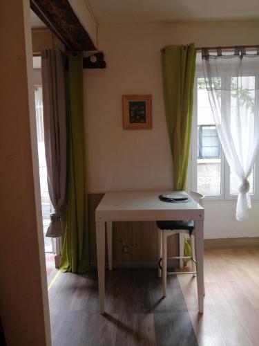 un bureau dans une pièce avec une fenêtre dans l'établissement Studio Art Lumineux Evasion Sérénité Doué en Anjou, à Doué-la-Fontaine