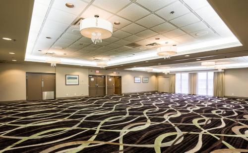 a large room with a snake pattern on the ceiling at Holiday Inn Express Vancouver-Metrotown (Burnaby) in Burnaby