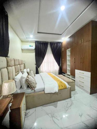 Luxury Home in Kubwa Abujaにあるベッド