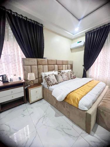 Luxury Home in Kubwa Abujaにあるベッド