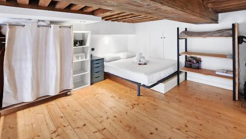 1 dormitorio con litera y suelo de madera en Studio Capucins, en Lyon