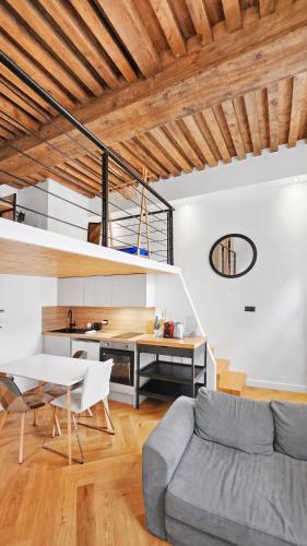 un salon avec un canapé et une table dans l'établissement Studio Capucins, à Lyon