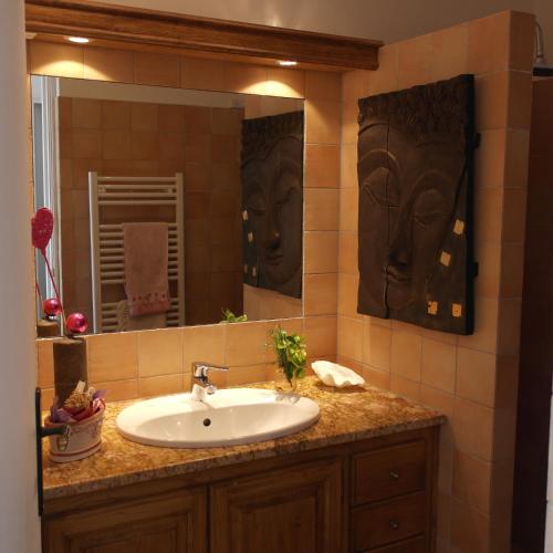 une salle de bain avec un lavabo et un miroir dans l'établissement Residence CORSE AZUR AJACCIO, à Ajaccio