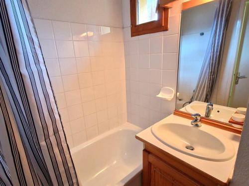 une salle de bain avec un lavabo, une baignoire et une douche dans l'établissement Appartement 3 pièces, 4/6 pers, balcon, proche pistes à Valfréjus - FR-1-265-183, à Valfréjus