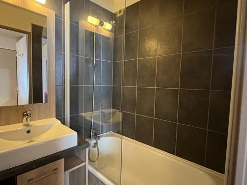 une salle de bain avec une baignoire, un lavabo et une douche dans l'établissement Appartement 3 pièces avec balcon, 6 pers, au pied des pistes, Plagne Soleil - FR-1-351-186, à La Plagne Tarentaise
